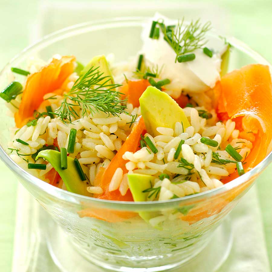 Salade de riz, avocat et saumon